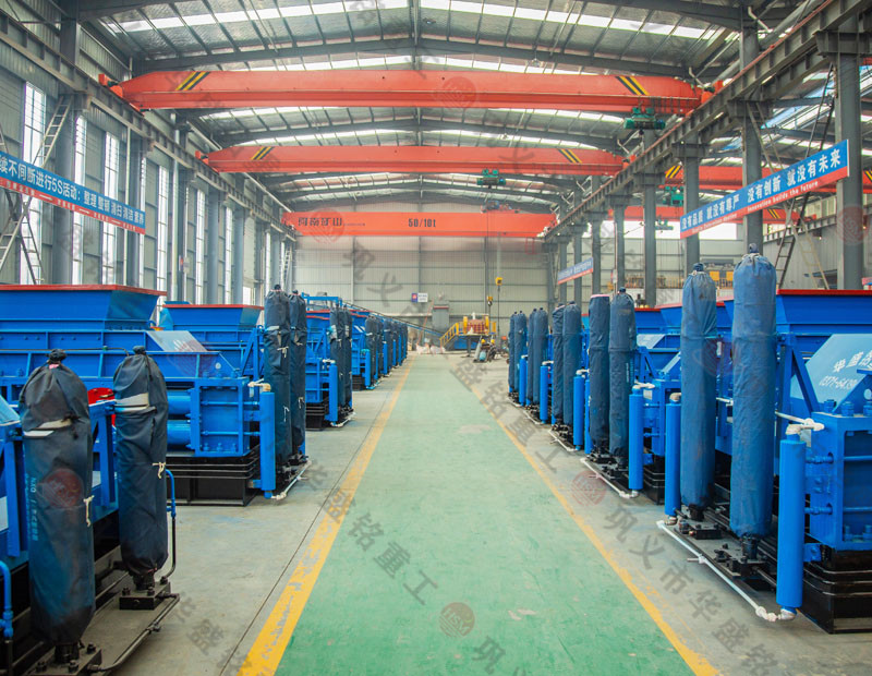 處理建筑廢料用什么設(shè)備？破碎紅磚用雙齒輥破碎機(jī)好嗎？