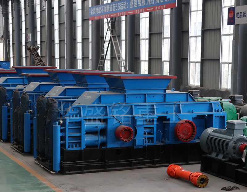 玄武巖對輥制砂機多少錢？與傳統(tǒng)破碎機區(qū)別？