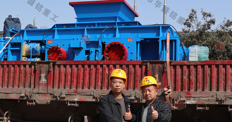 鵝卵石制砂用什么破碎機？推薦對輥機價格不貴還耐用