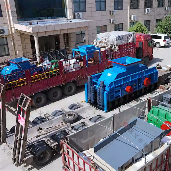 時產(chǎn)六十多噸左右的液壓對輥制砂機多少錢？