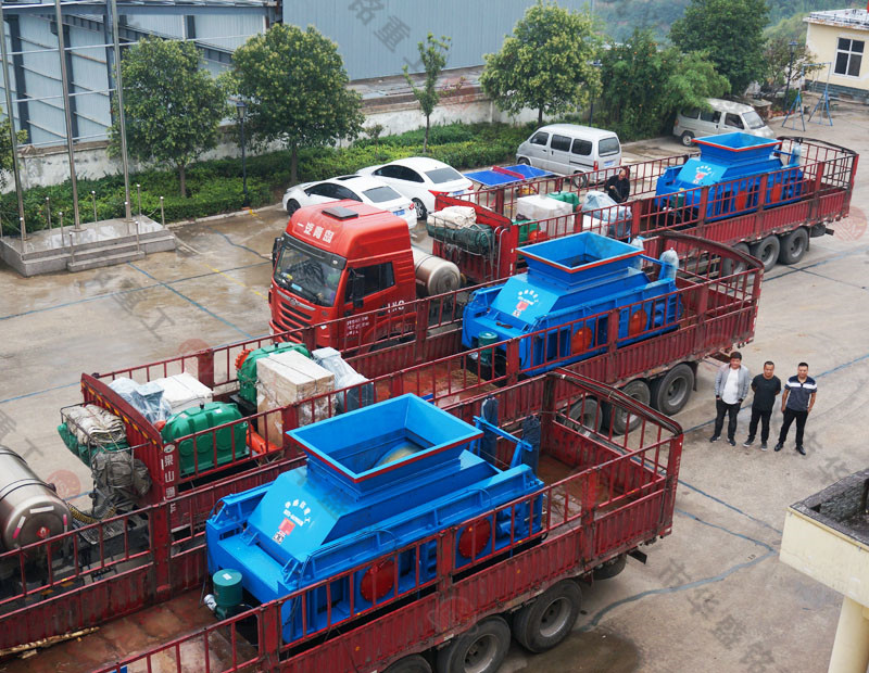 時(shí)產(chǎn)100噸對輥破碎機(jī)三臺連發(fā)現(xiàn)場