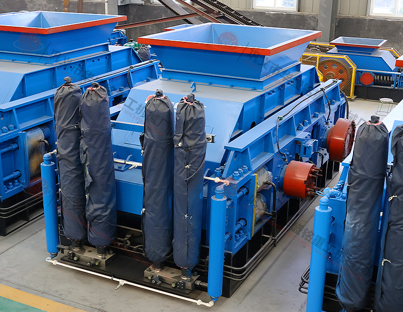 大型液壓對(duì)輥制砂機(jī)每小時(shí)出多少?lài)嵣匙?？多少錢(qián)一臺(tái)？